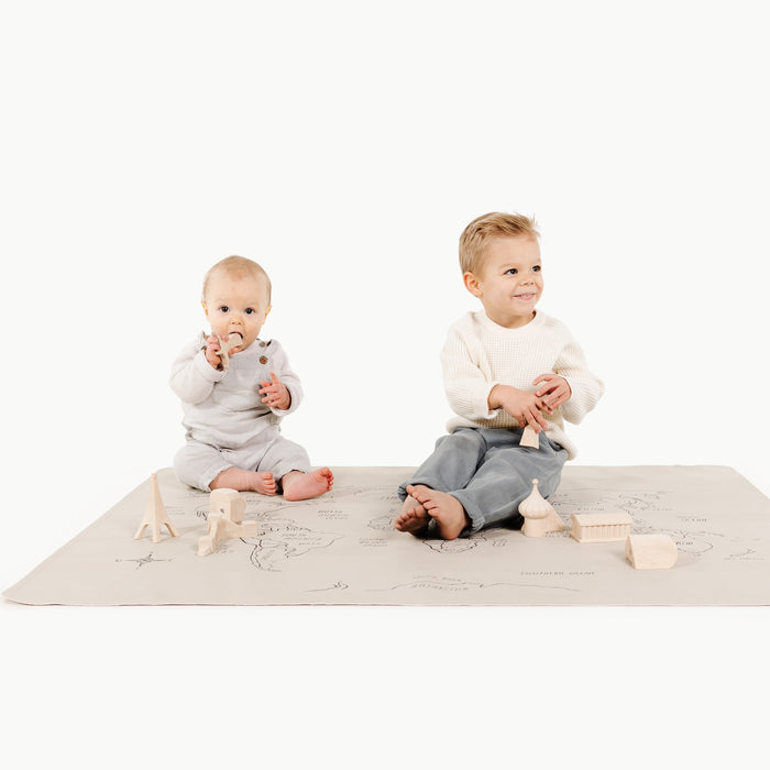 World Map@Kids sitting on the World Map Mini+ Mat