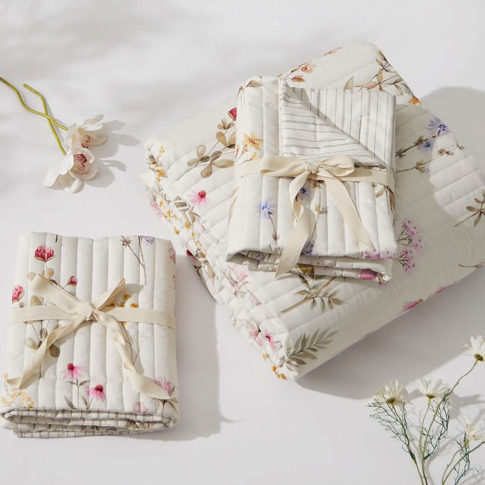 Polyester Autumn Wildflower Quilt Set with floral pattern, ribbon tie.