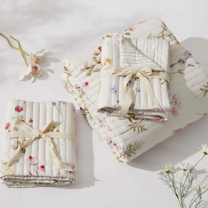 Polyester Autumn Wildflower Quilt Set with floral pattern, ribbon tie.