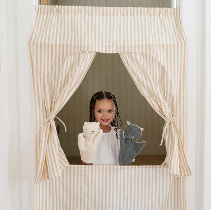 Cafe Stripe@little girl playing with the doorway theatre