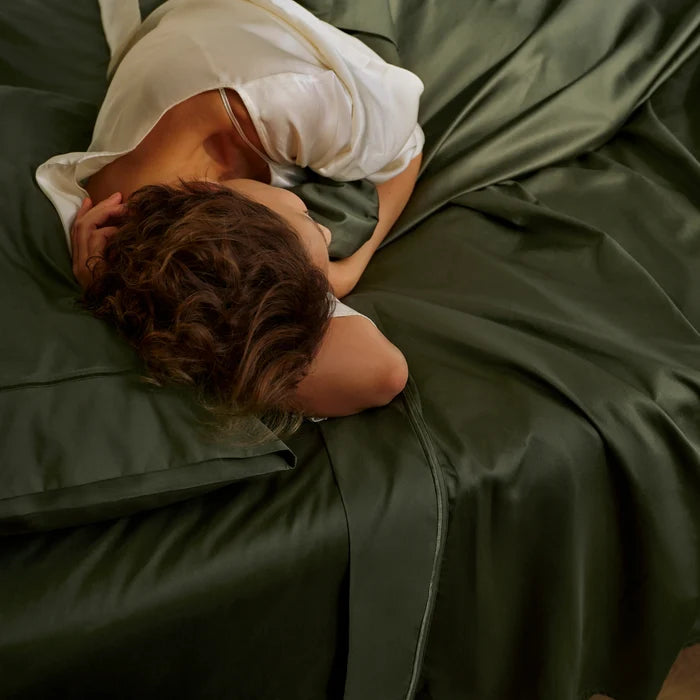 Luxurious dark green Giza Egyptian cotton sheet set with sateen weave.