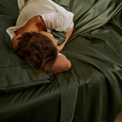 Luxurious dark green Giza Egyptian cotton sheet set with sateen weave.