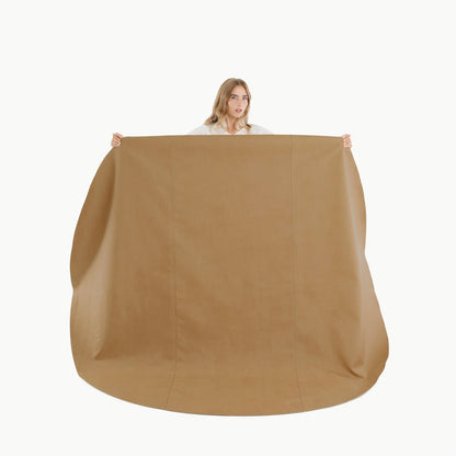 Camel / Circle@Woman holding the Camel Maxi Mat