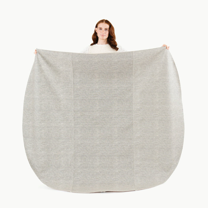 Stone Stripe / Circle@Woman holding the Stone Stripe Maxi Mat