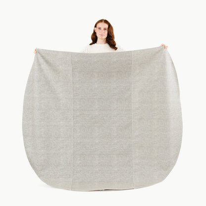 Stone Stripe / Circle@Woman holding the Stone Stripe Maxi Mat
