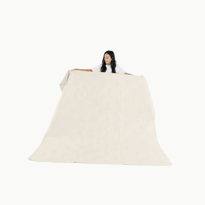 Ivory / Square@Woman holding the Ivory Maxi Square Mat
