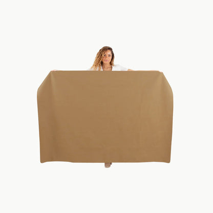Camel@Woman holding the Camel Midi+ Mat