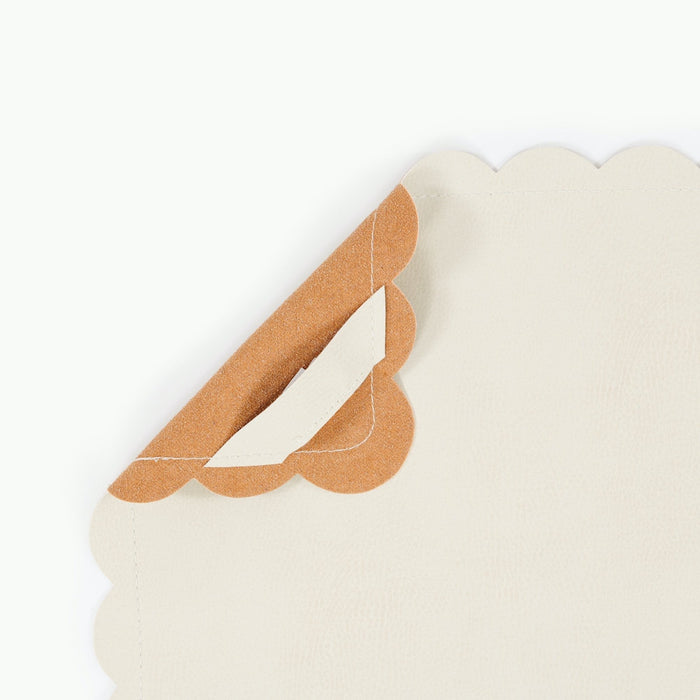 Ivory Scallop@Hanging tab detail on the Ivory Scallop Midi Mat