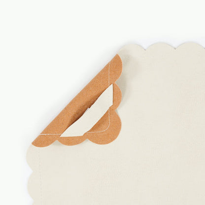 Ivory Scallop@Hanging tab detail on the Ivory Scallop Midi Mat
