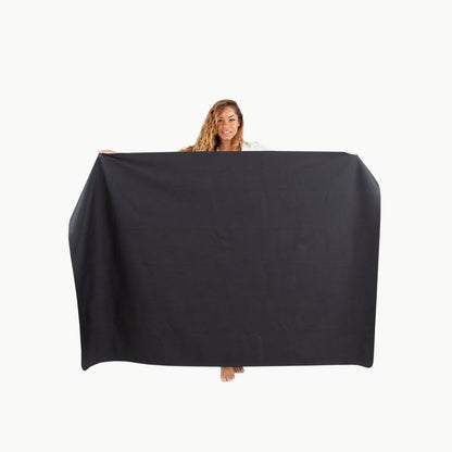 Raven (on sale)@Woman holding the Raven Midi+ Mat