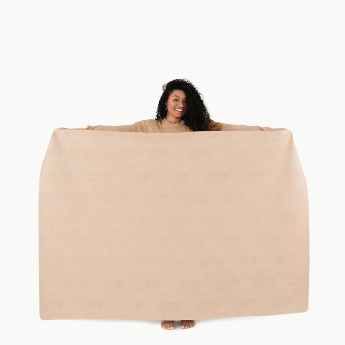 Untanned@Woman holding the Untanned Midi+ Mat