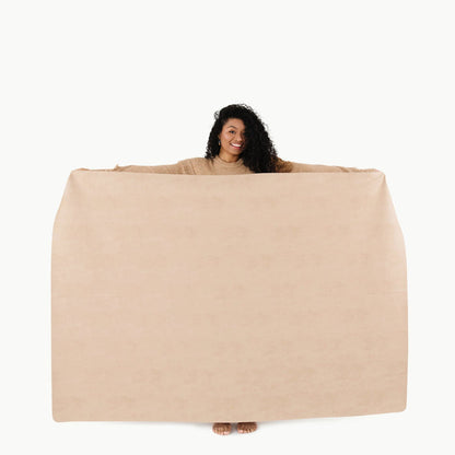 Untanned@Woman holding the Untanned Midi+ Mat