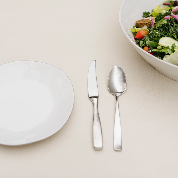Ivory@tablecloth on table