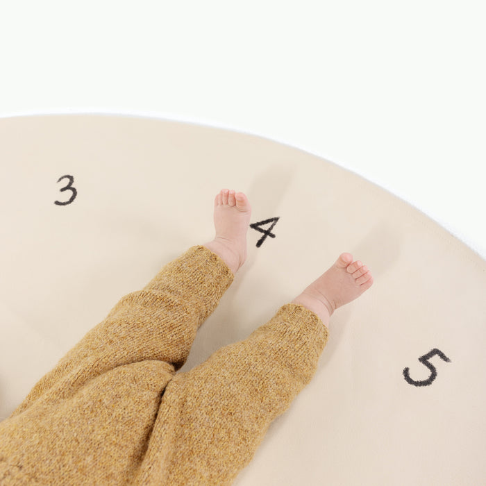 Milestones@baby on the milestone midi circle mat